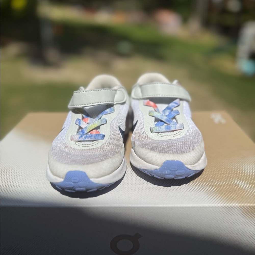 Nike Kids white and blue sneakers sz 8c